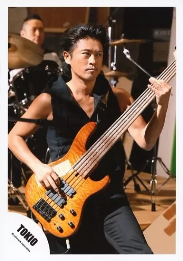 駿河屋 -<中古>TOKIO/山口達也/膝上・衣装黒・ベース・目線右