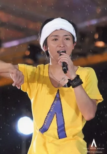 嵐/大野智/ライブフォト・上半身・衣装黄・右手曲げ・左手マイク・口開き/ARASHI AROUND ASIA 2008