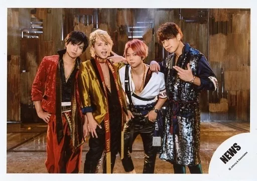 NEWS 公式写真 駿河屋 -<中古>NEWS/集合(4人)/横型・膝上・衣装赤黄白青・増田