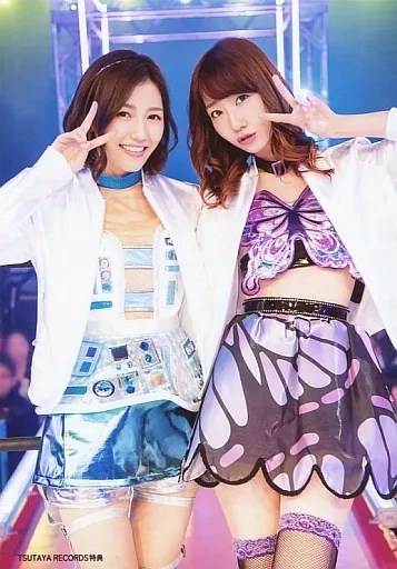 AKB48 渡辺麻友 柏木由紀 生写真 TSUTAYA特典 渡辺麻友 柏木由紀/ AKB48 GIVE ME FIVE! ツタヤ特典写真 - メルカリ