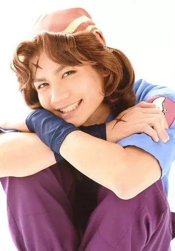 薫太(義丸)/上半身・衣装青.紫・膝抱え・キャラクターショット/「ミュージカル 忍たま乱太郎 第8弾 がんばれ五年生!技あり、術あり、初忍務!!」ブロマイド第2弾