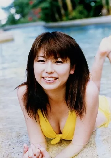 駿河屋 -<中古>若槻千夏/バストアップ・水着黄色・うつ伏せ