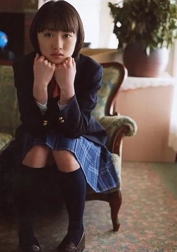 駿河屋 -<中古>モーニング娘。'16/工藤遥/全身・制服・座り・両手顔の