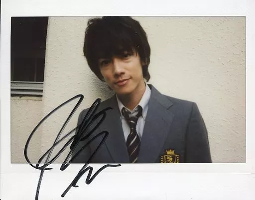 佐藤健　直筆サイン入りポラロイド写真 Amazon.co.jp: 直筆サイン入り＊佐藤健ブログ本400daysポストカード等