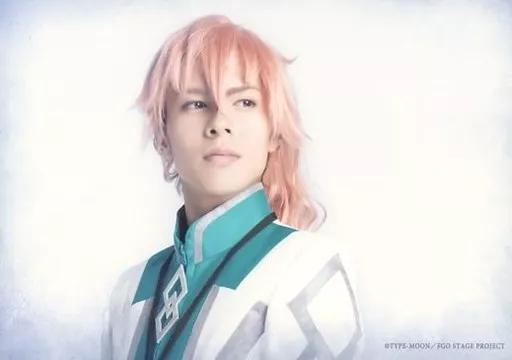 井出卓也(ロマニ・アーキマン)/横型・バストアップ・衣装白.緑・目線右・キャラクターショット/舞台「Fate/Grand Order THE STAGE -神聖円卓領域キャメロット-」キャストブロマイド