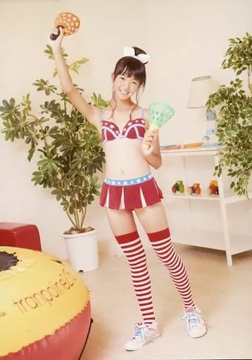 ジュニアアイドル 榊芽里 駿河屋 -<中古>榊芽里/全身・衣装赤青白・ボーダー柄・右手上げ・首傾げ/DVD「メリット」特典生写真（女性生写真）