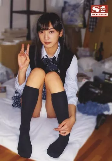 辻本杏/全身・座り・衣装黒白・制服・下着・右手ピース・左手左足・顔左向き・室内・ロゴ「S1 NO.1 STYLE」/DVD「興奮剤を盛られ他人棒(中年)でメス化した幼馴染のJK彼女」特典生写真