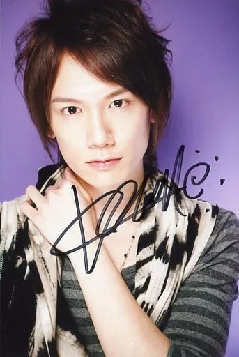 ☆KENN/直筆サイン入り・バストアップ・衣装グレー・ボーダー柄・左手右肩・背景紫/「KENN バースデイトークイベント」記念物販写真