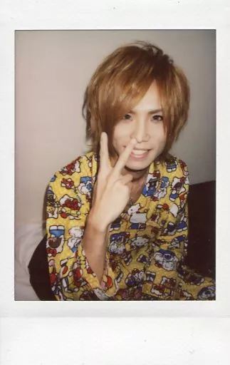 駿河屋 -<中古>Royz/智也/上半身・座り・衣装黄白赤・右手ピース