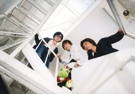 阿部敦・代永翼・佐藤拓也/横型・全身・衣装白・黒・ストライプ柄・階段・見下ろし/声優イベント「第62回 王様ジャングル」ブロマイド