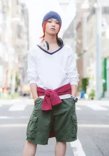 生写真(男性)/俳優　植田圭輔(八田美咲)/膝上・正面・両手ポケット・野外・キャラクターショット/舞台「K -MISSING KINGS-」トレーディングブロマイド