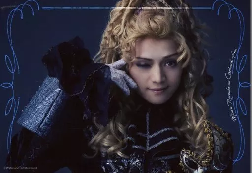 三浦涼介(ゲルハルト・フラ)/横型・バストアップ・衣装黒・右手頬・ウインク・キャラクターショット・背景青/舞台「グランギニョル」ブロマイド