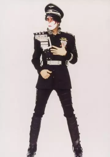 聖飢魔II/エース清水長官/全身・衣装黒・帽子・左手胸・足広げ・顔左向き・サイズ(約82mm×116mm)/公式生写真