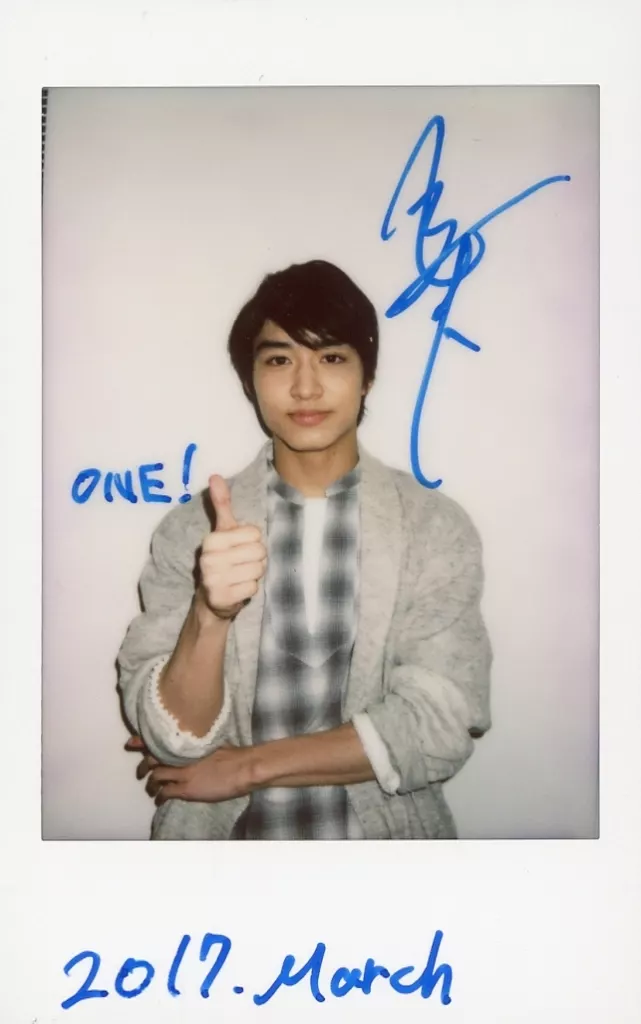 ☆松岡広大/直筆サイン、メッセージ入り「2017.MARCH ONE!」・上半身・衣装白・グレー・右手親指立て・背景白/雑誌「TVガイドdan vol.14 動く男子2017」抽選プレゼント当選品 生チェキ