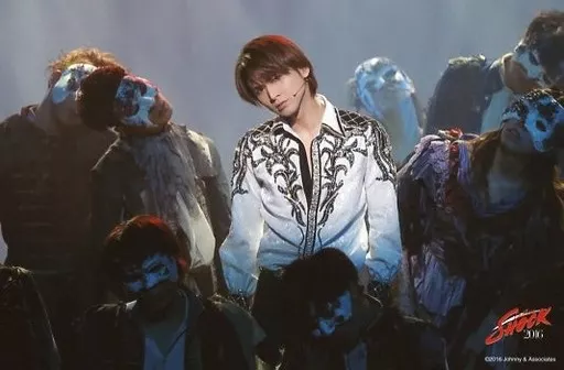 KinKi Kids/堂本光一/ライブフォト・横型・膝上・衣装白・黒・両手下げ・首かしげ・周りに人・背景グレー・2Lサイズ/「Endless SHOCK 2016」ステージフォト 第1弾