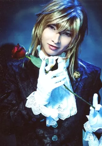 生写真(男性)/俳優 佐々木喜英(ドルイット子爵)/上半身・両手花・背景 