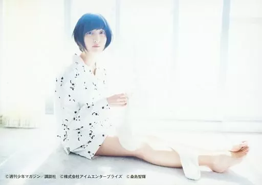 生写真(女性)/声優　佐倉綾音/顔アップ・左手上げ/佐倉綾音ファースト写真集『さくらのおと～佐倉綾音フォトブック～』 発売記念イベント特典生写真 佐倉綾音ファースト写真集『さくらのおと~佐倉綾音フォトブック