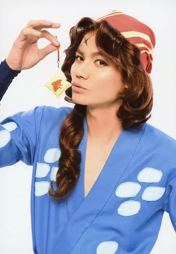 薫太(義丸)/バストアップ・衣装青・右手上げ・キャラクターショット/「ミュージカル 忍たま乱太郎 第7弾再演 水軍砦三つ巴の戦い!」お守り風根付 購入特典