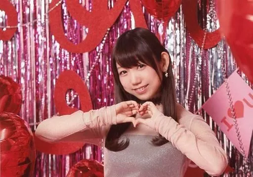 i☆Ris/山北早紀/横型・バストアップ・衣装ピンクベージュ・黒・両手でハート・首傾げ・背景赤ピンク/『i☆Ris＆Wake Up， Girls!バレンタインLIVE!! 2018』バレンタインブロマイド(i☆Ris)