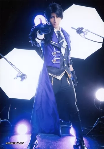 校條拳太朗(睦月始)/全身・衣装紫・黒・右手上げ・ライト・背景黒・キャラクターショット/「TSUKISTA. Memorial Tour 2018」トレーディングブロマイド(Six Gravity)