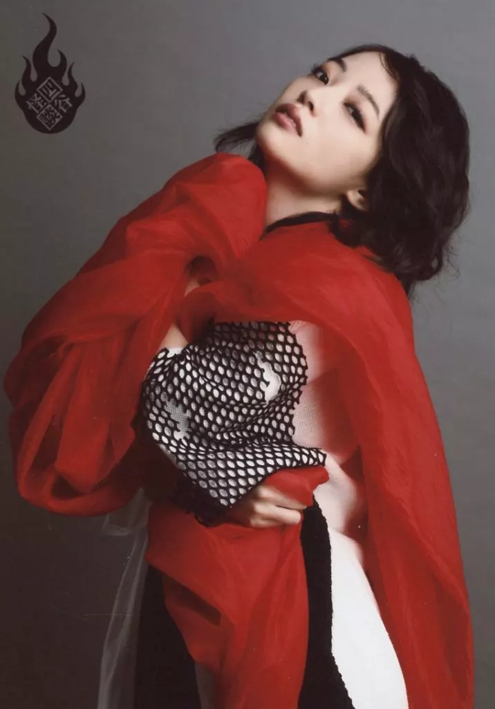 安藤遥(萩原理恵)/上半身・体左向き・衣装白・黒・赤色の布・体反り・背景グレー/舞台「四谷怪談」トレーディングブロマイド