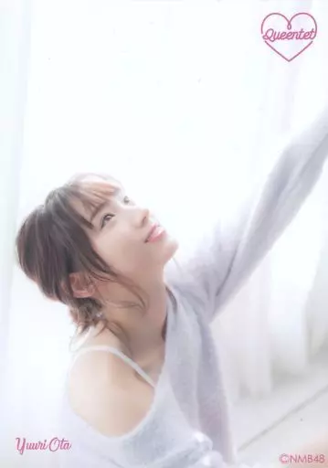 Queentet/太田夢莉/バストアップ・衣装グレー・体右向き・左手上げ・顔上げ・カーテン白/Queentet生写真ランダム