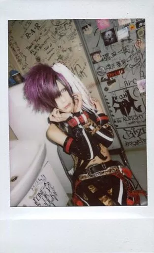 駿河屋 -<中古>Royz/杙凪/膝上・衣装黒・赤・豹柄・両手顎・冷蔵庫