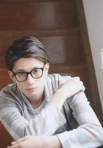 江口拓也/バストアップ・衣装グレー・右手左肩/江口拓也ファーストフォトブック『MEET』発売記念イベント会場限定生写真