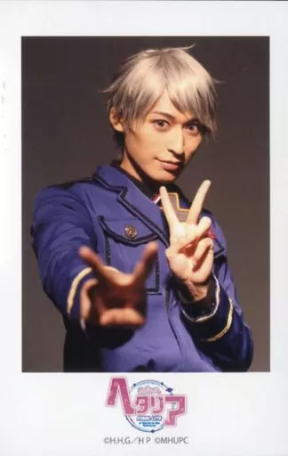 高本学(プロイセン)/上半身・右向き・両手ピース・キャラクターショット・トレカサイズ/ミュージカル「『ヘタリア』FINAL LIVE～A World in the Universe～」フォトカードセット