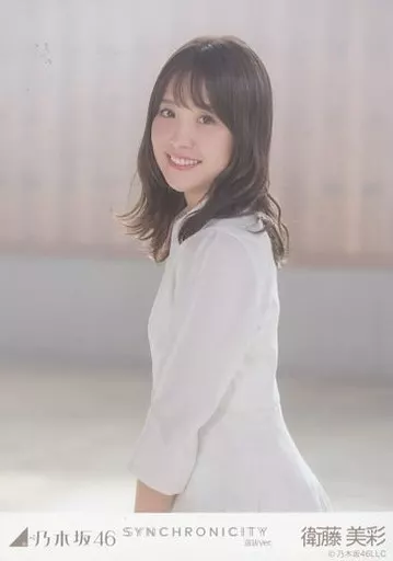 生写真 シンクロニシティ 駿河屋 - 【買取】衛藤美彩/上半身・体左向き/「SYNCHRONICITY