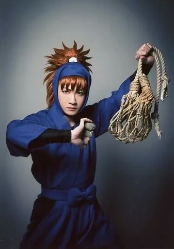 生写真(男性)/俳優 吉田翔吾(不破雷蔵)/膝上・衣装青・両手上げ・武器 