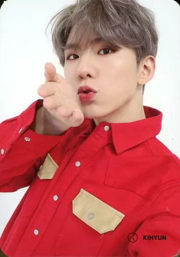 Monsta X/キヒョン(Kihyun)/衣装赤・背景白・裏面背景黒・文字白/CD「The Connect：Dejavu」封入特典フォトカード