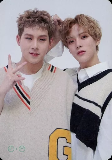 Monsta X/ジュホン(Jooheon)・ミニョク(Minhyuk)/上半身・衣装ベージュ白黒・右手ピース・背景白/CD「The Connect：Dejavu」全形態共通初回封入特典ユニット・フォトカード