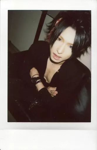 駿河屋 -<中古>R指定/七星/上半身・衣装黒・腕組み・体斜め左向き/生