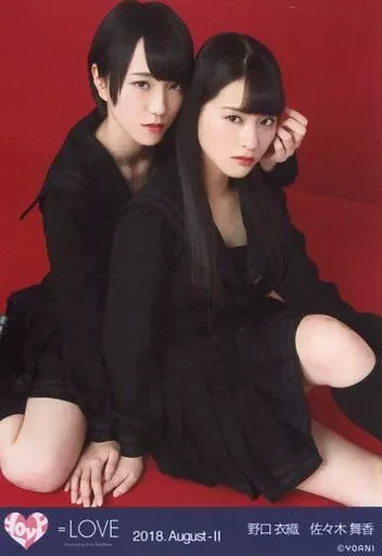 極美品　=LOVE 生写真 野口衣織 佐々木舞香 赤背景2 ツーショット LOVE 生写真 佐々木舞香 野口衣織 国立 キービジュアル コンプ - メルカリ