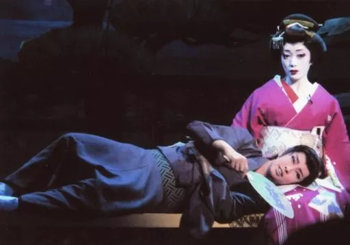 宝塚歌劇団(雪組)/華形ひかる・桃花ひな/ライブフォト・横型・全身・着物・華形横たわり・右手団扇・歯見せ・雪組博多座公演「星影の人」舞台写真/生写真