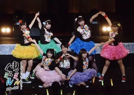 集合(7人)/ライブフォト・横型・全身・衣装黒・花・伊藤愛美しゃがみ・手繋ぎ・センター森嶋・両手でハート・2Lサイズ/「ミルキィホームズ ファンクラブイベント ゆくミルくるミル 2016→2017」フォトチョイス