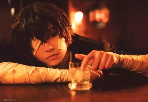 多和田秀弥(太宰治)/横型・顔アップ・衣装黒・うつ伏せ・店内・キャラクターショット/舞台「文豪ストレイドッグス 黒の時代」ランダムブロマイド