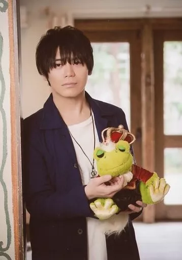 古川慎/上半身・衣装黒・白・両手でぬいぐるみ持ち/「第121回 王様ジャングル」ブロマイド