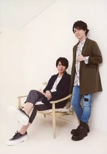 小林裕介・古川慎/全身・古川椅子座り・小林壁寄りかかり/「第121回 王様ジャングル」ブロマイド