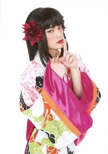 秋沢健太朗(食満留三郎)/膝上・着物・女装・右手襟元・左手人差し指口元・体右向き・背景白・キャラクターショット/「ミュージカル『忍たま乱太郎』第9弾再演 ~忍術学園陥落!夢のまた夢!?~」ブロマイド第2弾