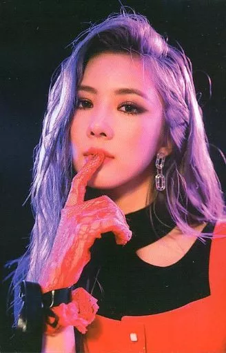 駿河屋 -<中古>DREAMCATCHER/ユヒョン(Yoohyeon)/バストアップ・衣装黒
