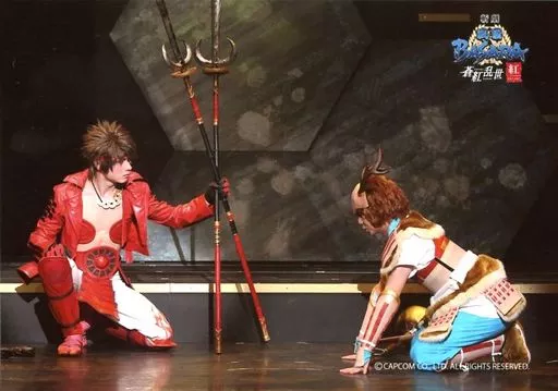 松村龍之介(真田幸村)・橘龍丸(山中鹿之介)/ライブフォト・横型・全身・衣装赤白黄色・しゃがみ・松村左手槍・キャラクターショット/「斬劇『戦国BASARA』蒼紅乱世“『紅』未来への誇り“」舞台写真