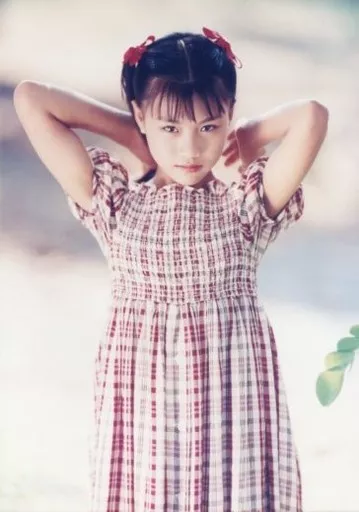 駿河屋 -<中古>西村理香/膝上・衣装白・赤・チェック柄・両手上げ・顎