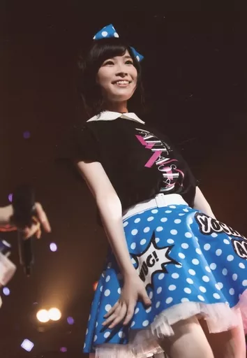 Wake Up, Girls!/青山吉能/膝上・衣装黒・ドット青・右向き/「Wake Up, Girls! FINAL TOUR - HOME - ~ PART III KADODE ~」ライブブロマイド PARTIII~PARTIIver.~