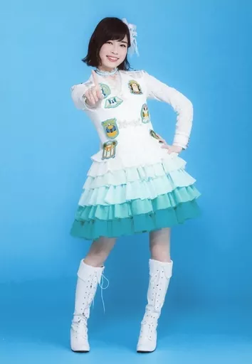 Wake Up, Girls!/青山吉能/全身・衣装白緑・左手腰・背景水色/「Wake Up, Girls! FINAL TOUR - HOME - ~ PART III KADODE ~」ブロマイド PARTIII