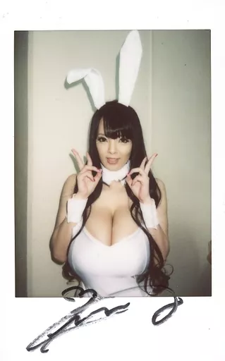 引退頃の　Hitomi 直筆サインチェキ 駿河屋 -【アダルト】<中古>☆Hitomi/直筆サイン入り・上半身