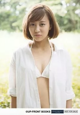 駿河屋 -<中古>°C-ute/萩原舞 /上半身・衣装白・水着・背景野外