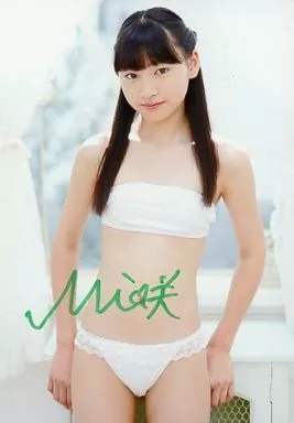 ☆早坂美咲/直筆サイン入り/膝上・水着白/DVD「美しく咲く瞬間」特典生写真