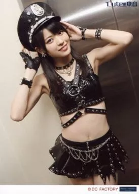 駿河屋 -<中古>°C-ute/矢島舞美/膝上・衣装黒・斜め・両手頭